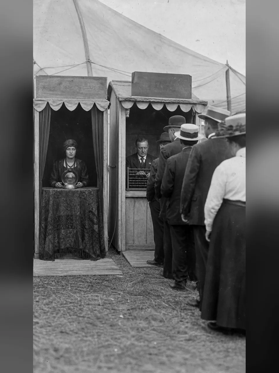 На ярмарке у гадалки никого, к счетоводу со счётами — очередь