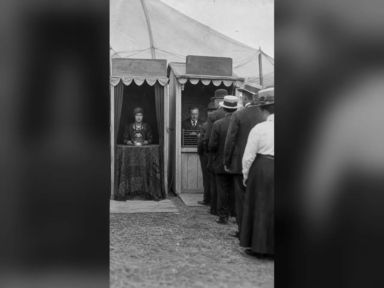 На ярмарке у гадалки никого, к бухгалтеру со счётами — очередь