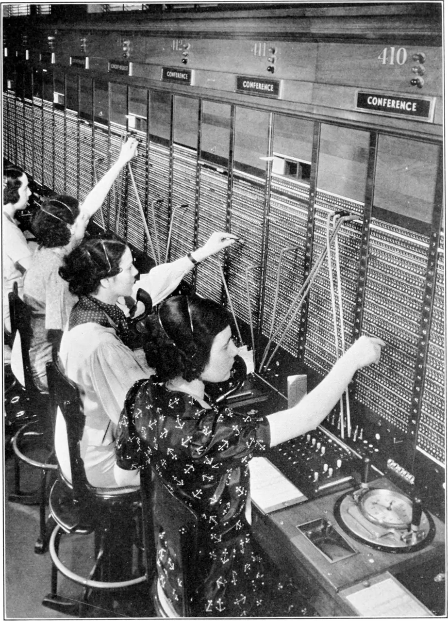 Телефонистки у коммутатора (Bell Telephone Magazine, 1936)