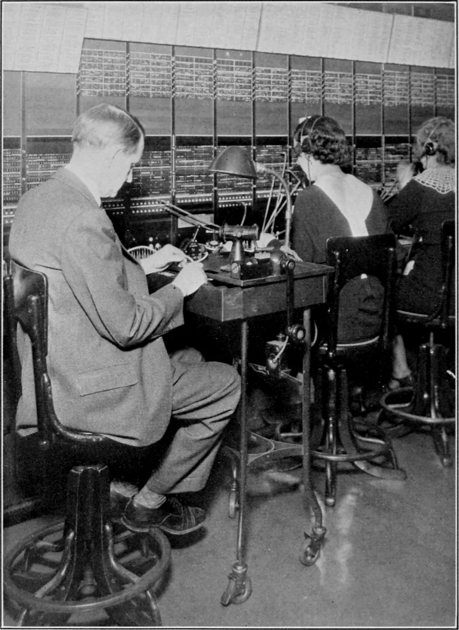 Оператор у телеграфного аппарата (Bell Telephone Magazine, 1936)